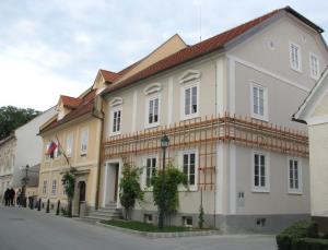 Ipavčeva hiša in sosednji objekt s potomko modre kavčine